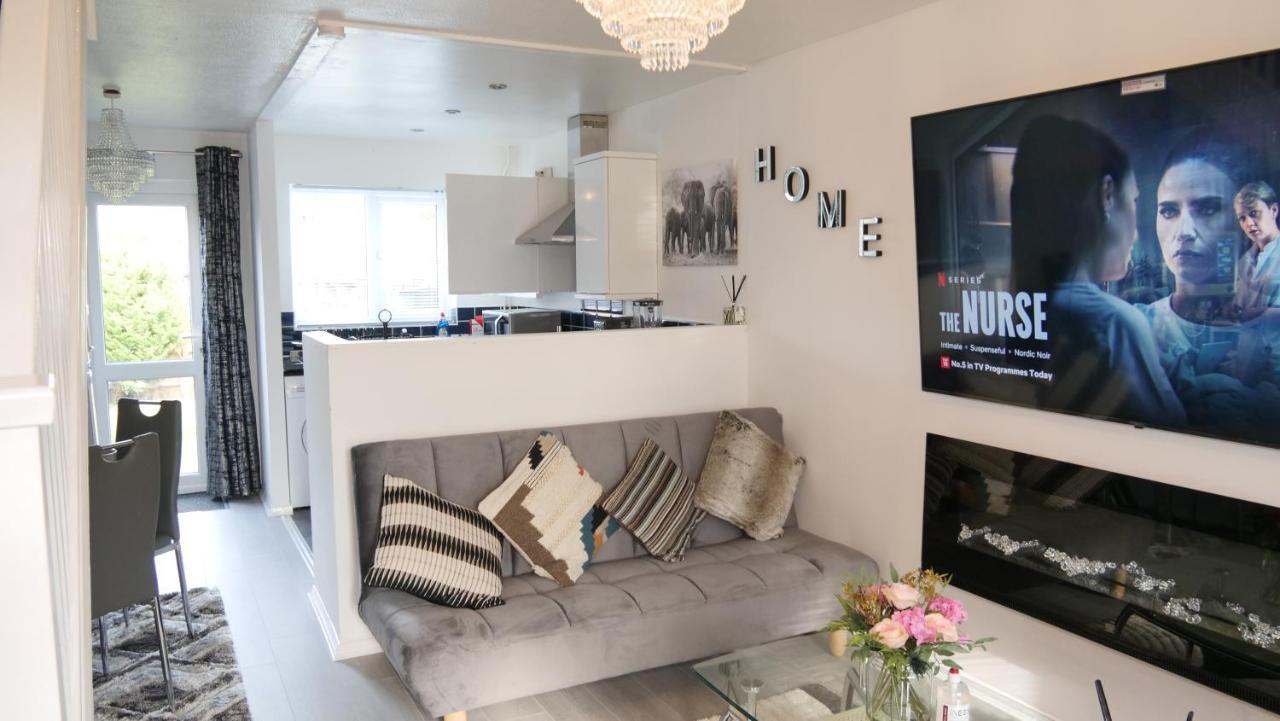 Milton Keynes Luxury Short Stay House With Wifi And Free Parking Wolverton  Exterior photo