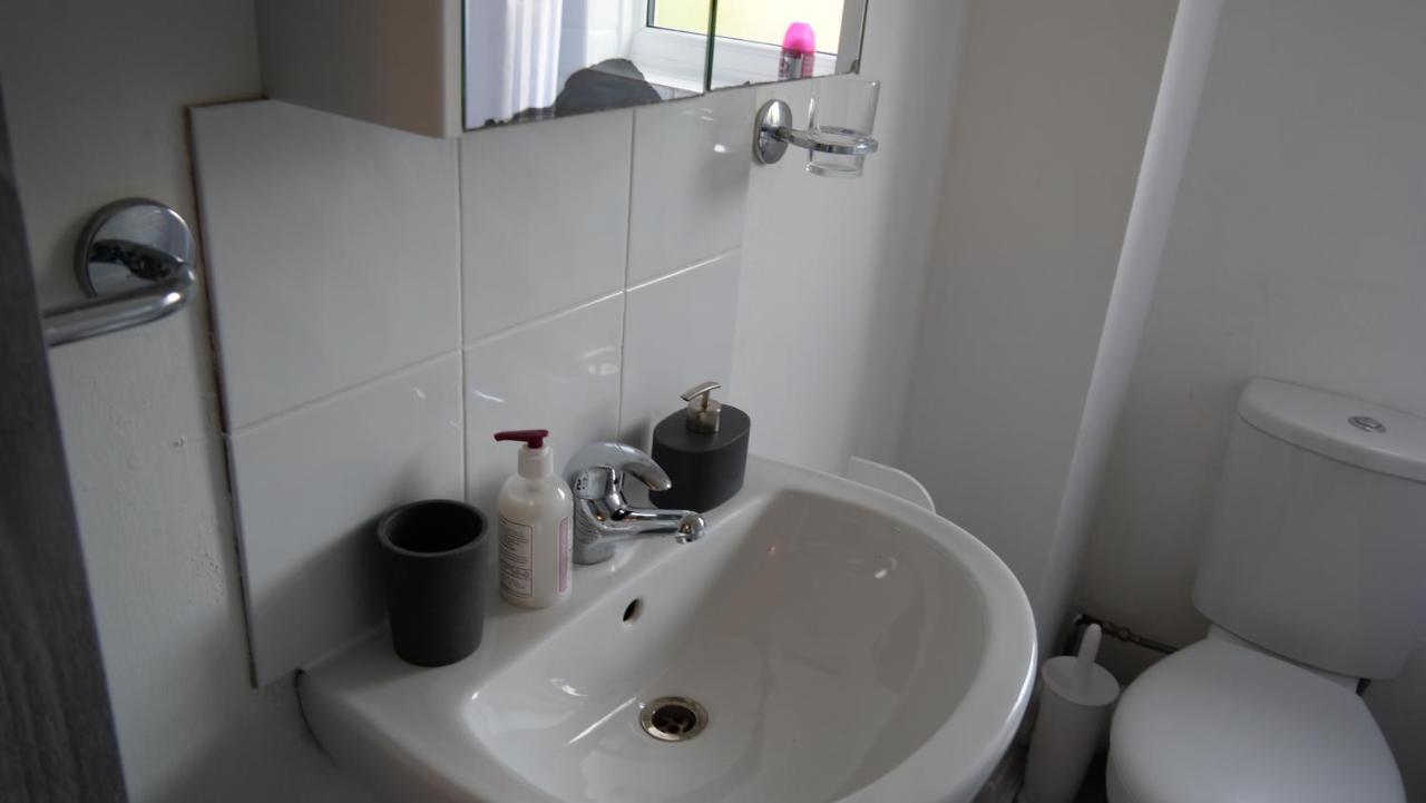 Milton Keynes Luxury Short Stay House With Wifi And Free Parking Wolverton  Exterior photo
