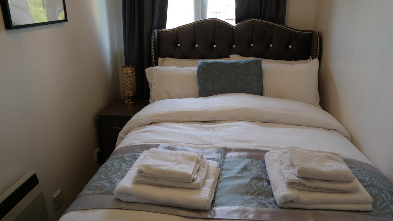 Milton Keynes Luxury Short Stay House With Wifi And Free Parking Wolverton  Exterior photo